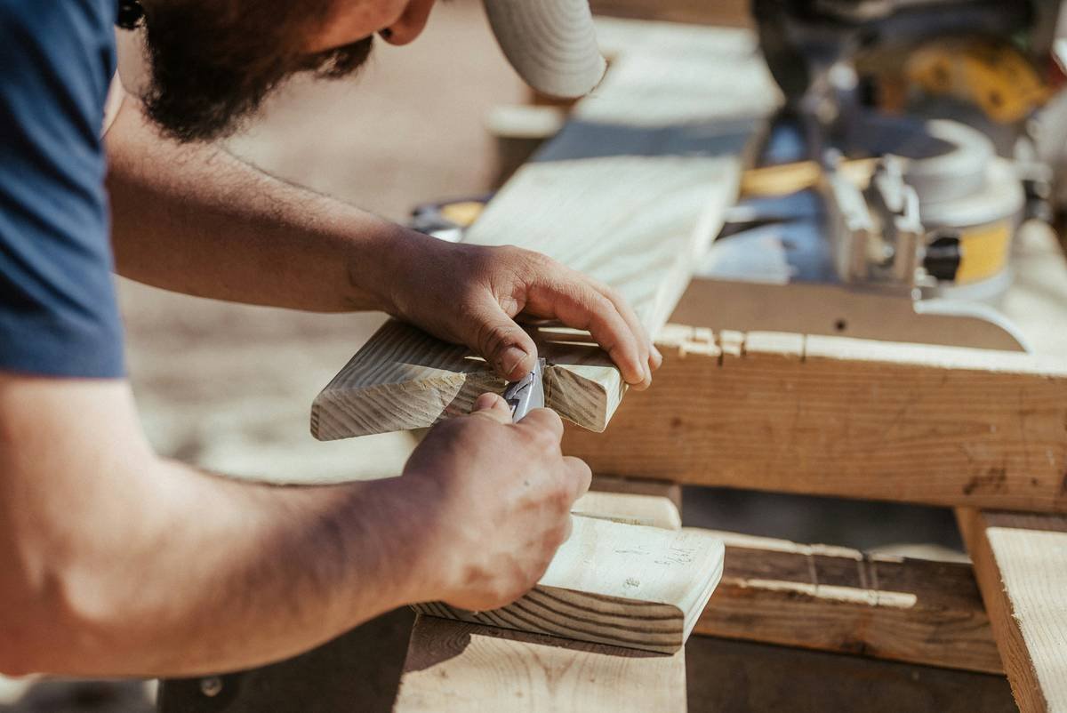 Comparison chart showing durability ratings of common bench woods: cedar (9/10), pressure-treated pine (5/10), redwood (8/10), eucalyptus (7/10)